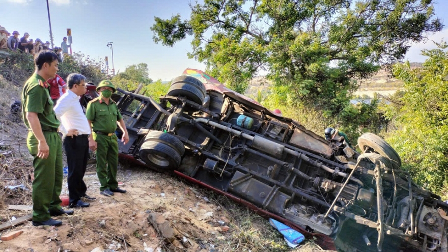 Xe chở thợ lặn lao xuống vực ở Bàu Trắng, 4 người tử vong, nhiều người bị thương