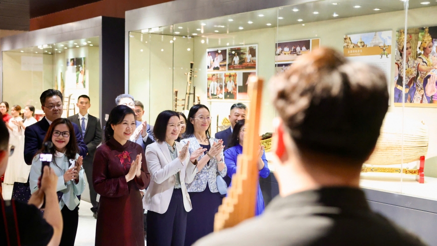 Phu nhân Ngô Phương Ly thăm Bảo tàng Âm nhạc dân tộc Quảng Tây