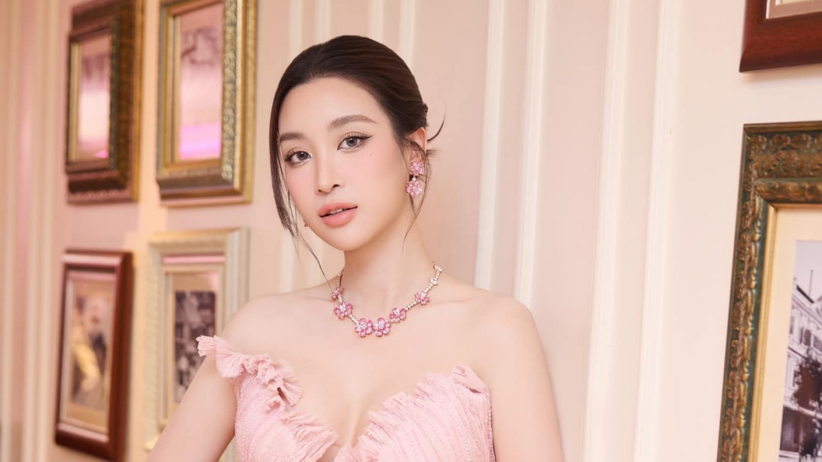 Sao Việt 4/4: Hoa hậu Đỗ Mỹ Linh được anh chồng tặng túi trăm triệu