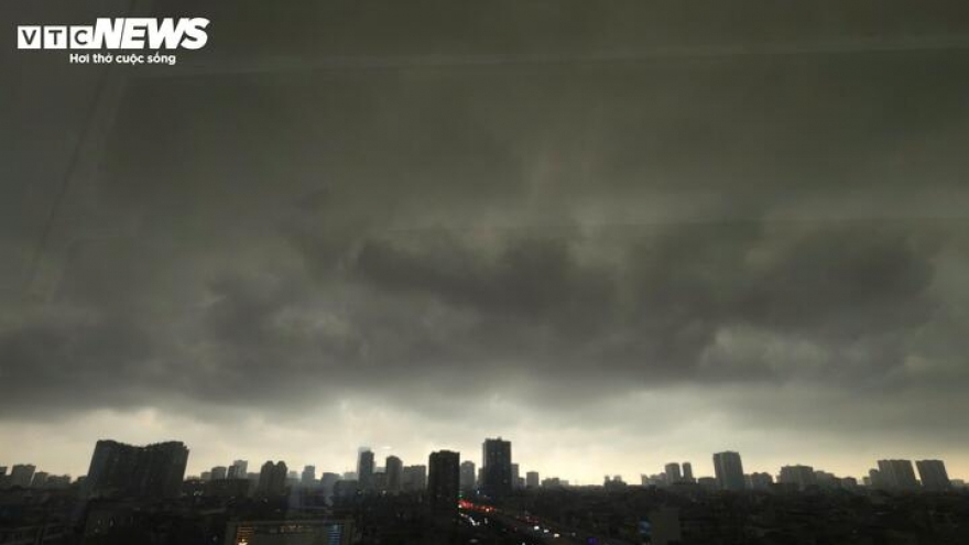 Bầu trời Hà Nội tối sầm lúc 9h, mưa dông bao phủ khắp nơi