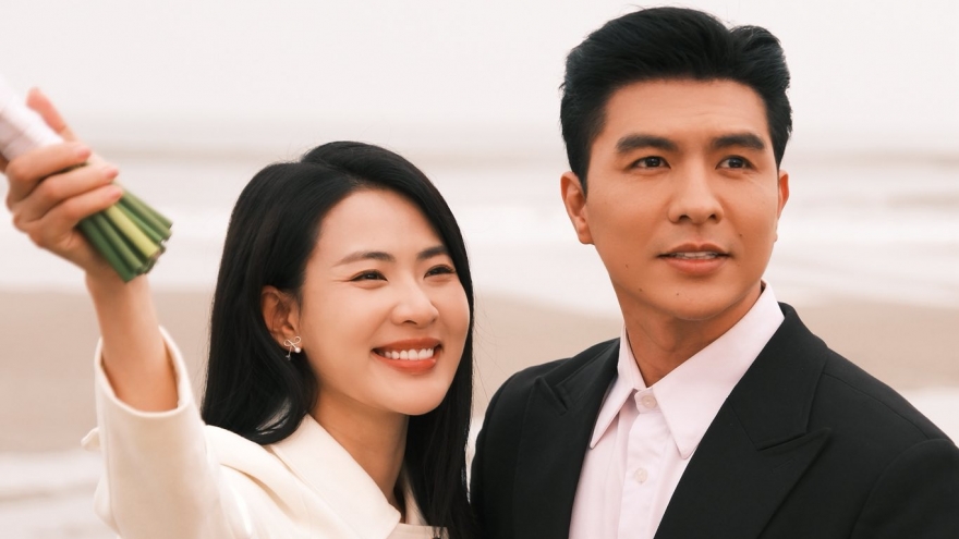 Steven Nguyễn "Không giới hạn" ôm đàn hát tặng Minh Trang bài "50 năm về sau"