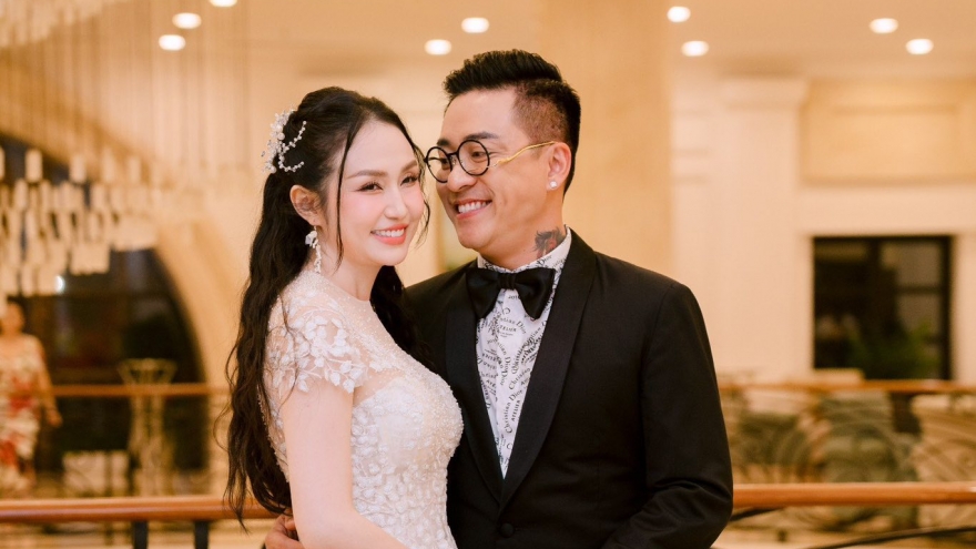 Sao Việt 6/4: Vợ chồng ca sĩ Tuấn Hưng kỷ niệm 12 năm cưới