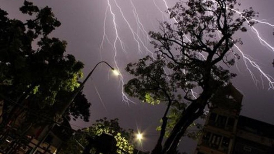 Cảnh báo mưa dông, lốc, sét diện rộng ở Bắc Bộ và Trung Bộ