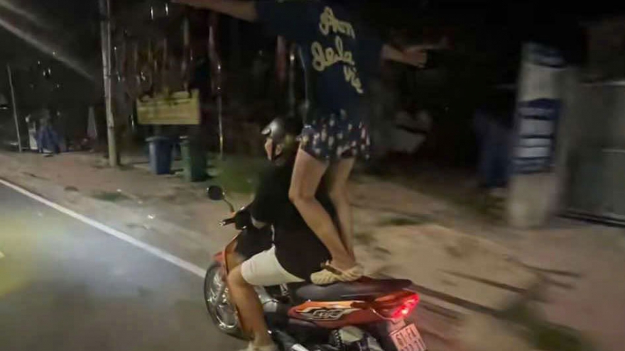Xử phạt 2 nam sinh lớp 11 làm xiếc trên xe máy để quay tiktok ở TP.HCM
