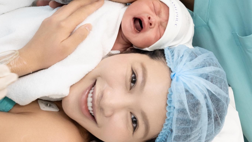 Á hậu Chế Nguyễn Quỳnh Châu sinh con đầu lòng