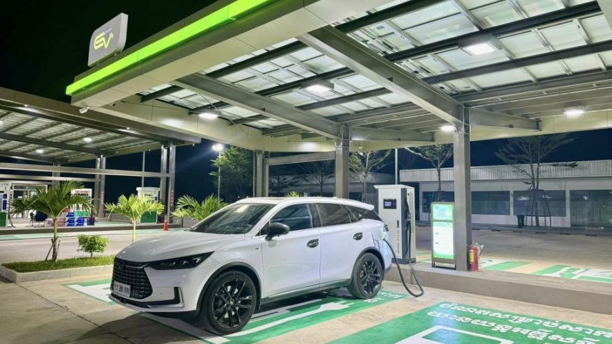 Giá xăng leo thang, nhiều người dân Campuchia chuyển sang xe điện