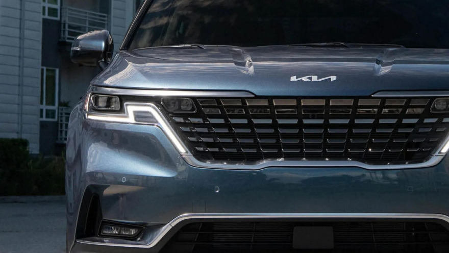 Kia triệu hồi hơn 141.000 xe Carnival do nguy cơ rò rỉ nhiên liệu