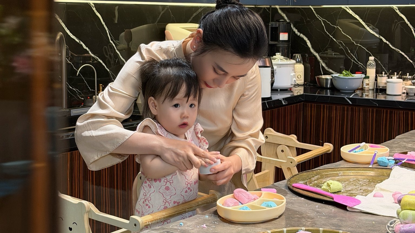 Sao Việt 18/4: Phương Oanh vào bếp làm bánh cùng hai con song sinh