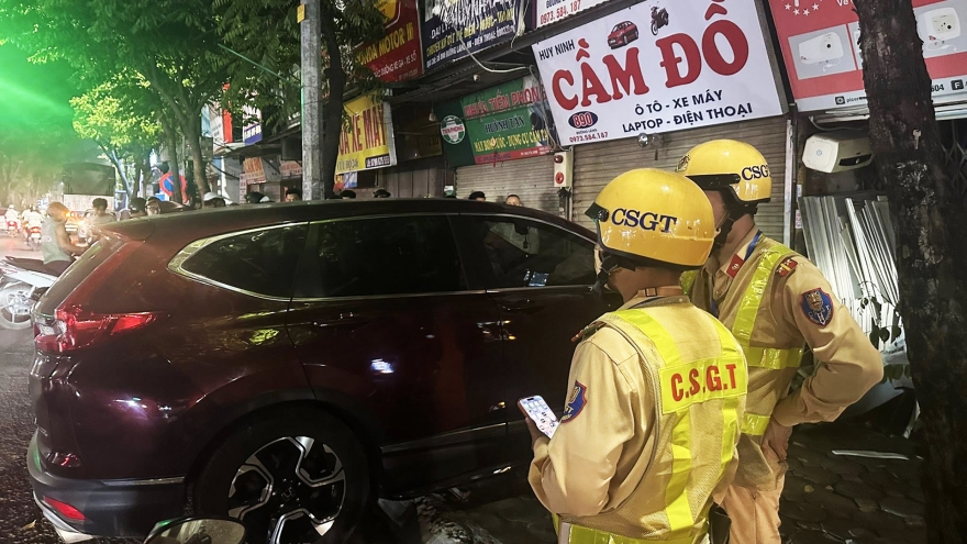 Tài xế vi phạm nồng độ cồn 'kịch khung', lái ô tô đâm vào hàng cầm đồ ở Hà Nội