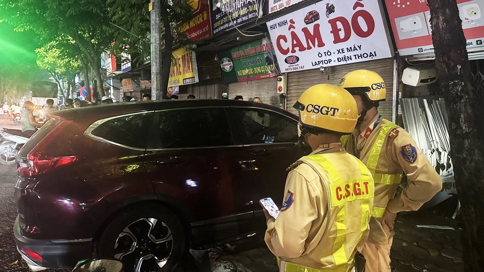 Tài xế vi phạm nồng độ cồn 'kịch khung', lái ô tô đâm vào hàng cầm đồ ở Hà Nội