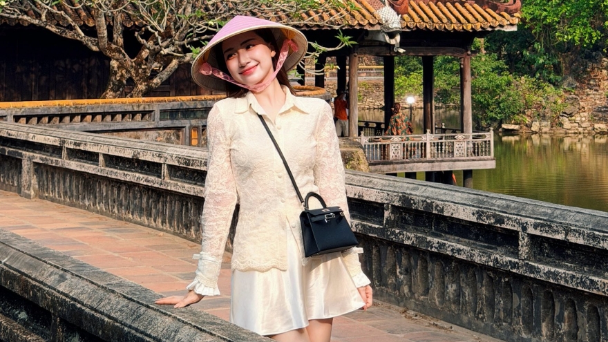 Hòa Minzy đi du lịch Huế cùng bạn trai quân nhân