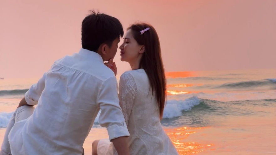 Hòa Minzy tình tứ đón bình minh bên bạn trai quân nhân