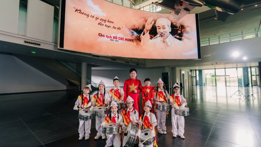 Tùng Dương bắt tay Xệ Xệ làm MV về Bác Hồ gây chú ý vì quá khác lạ