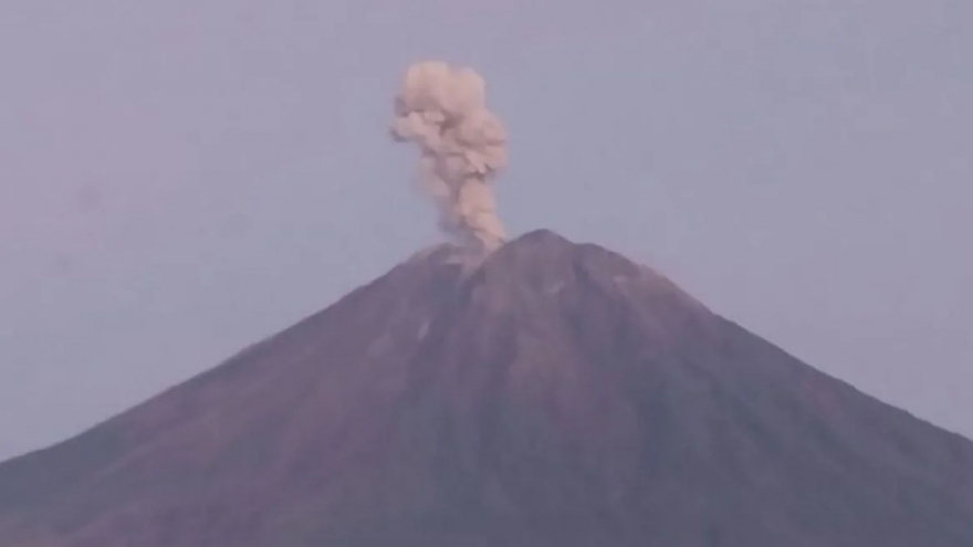 Núi lửa Semeru ở Indonesia phun trào liên tục, tro bụi cao tới 1.000m