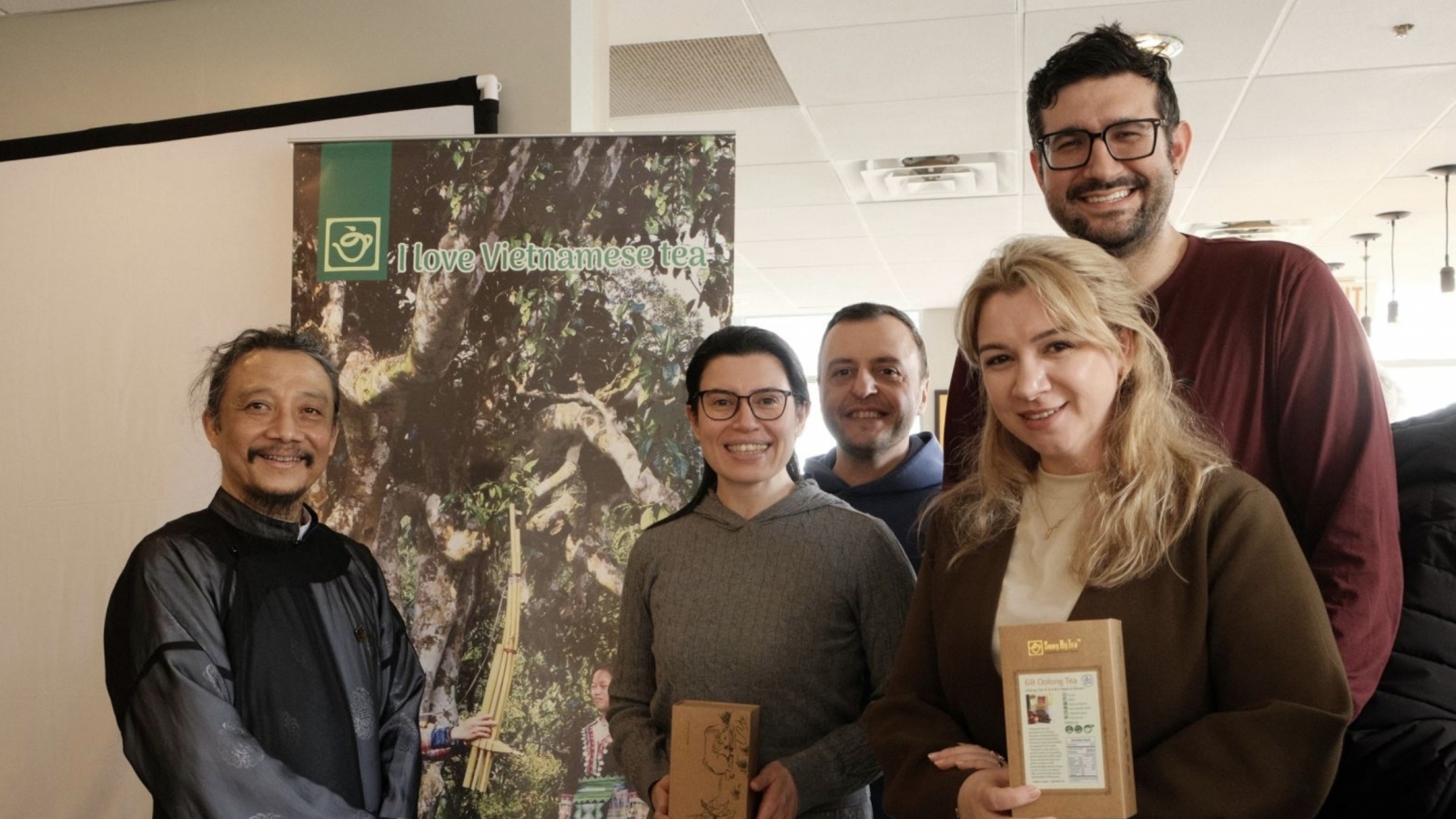 Promoting Vietnamese goods through community cultural bridges