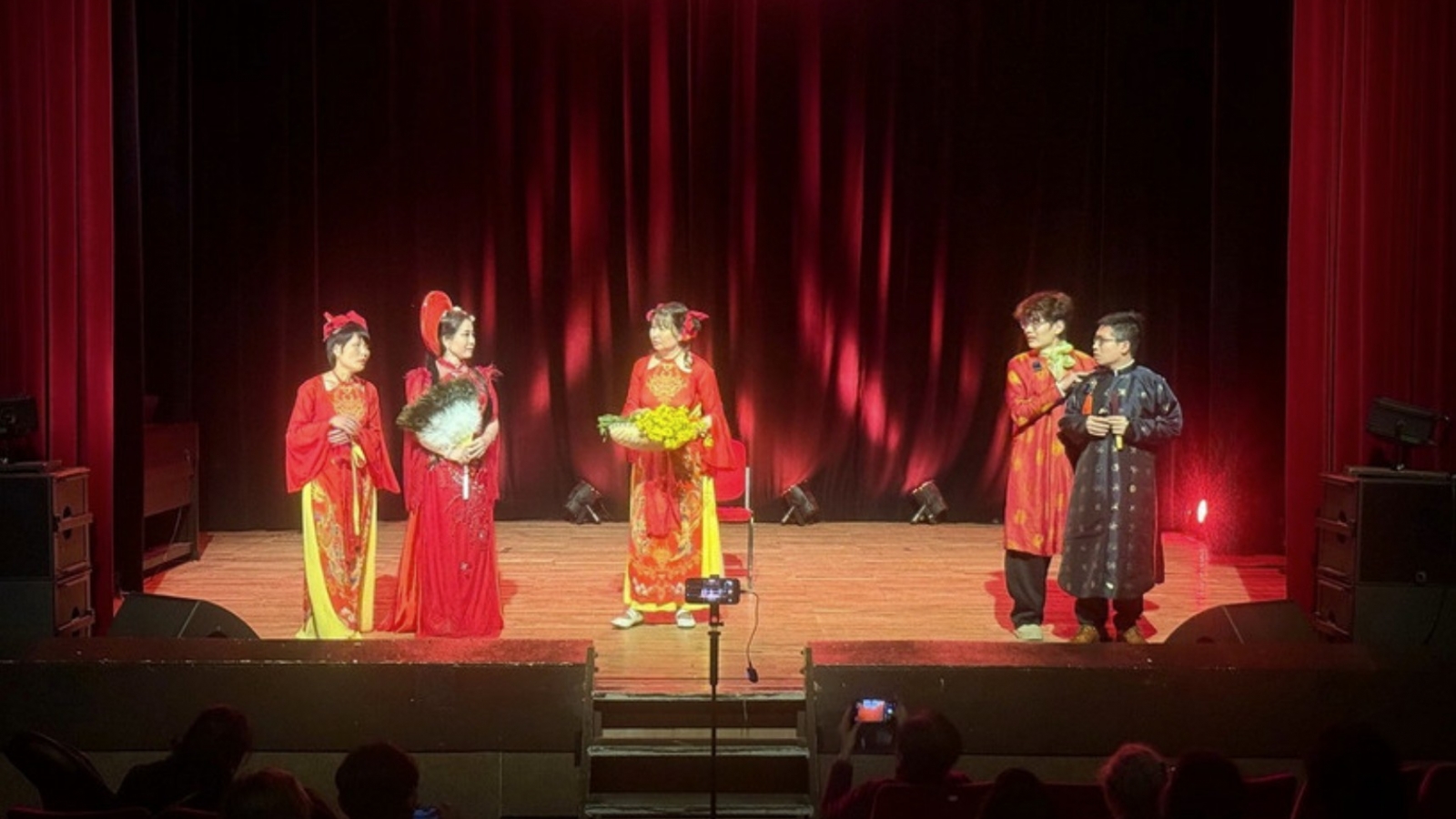 Vietnamese performances leave strong impression at Châteaudun carnival parade in France