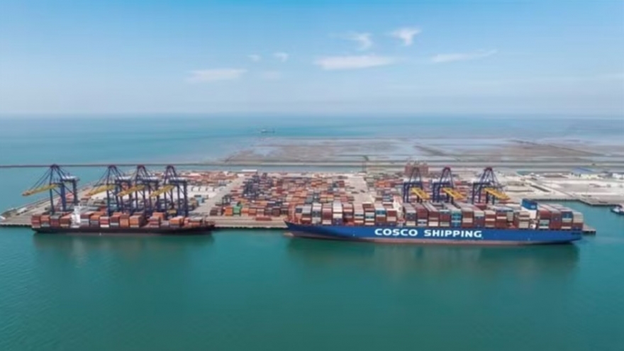 Hai Phong port receives ultra-large container vessel