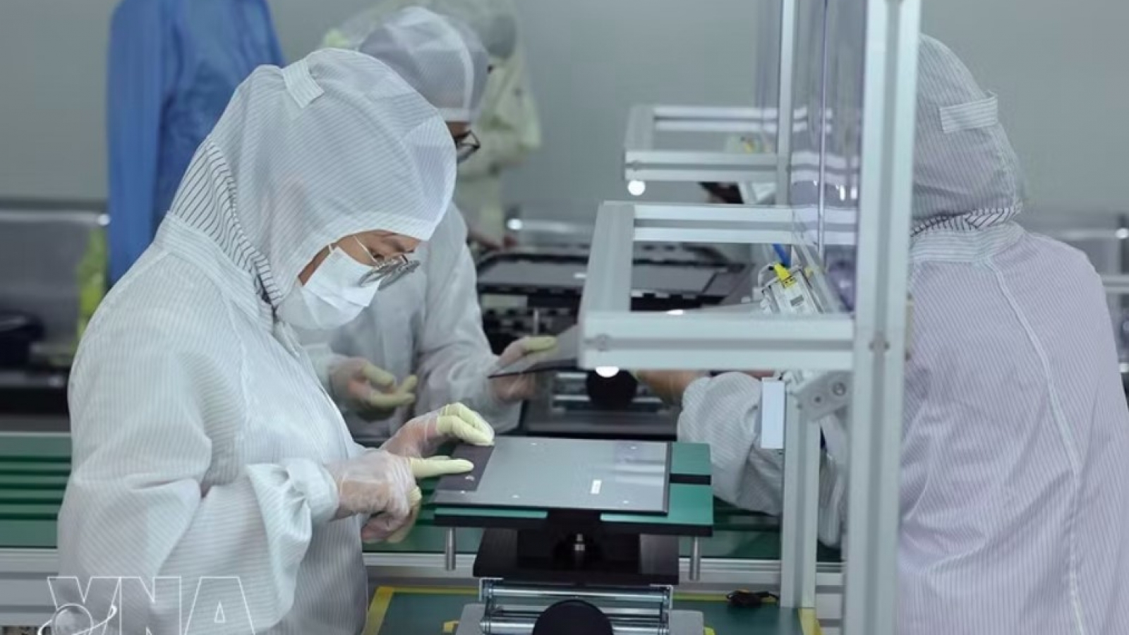 Vietnam’s electronics imports surge as global giants ramp up production