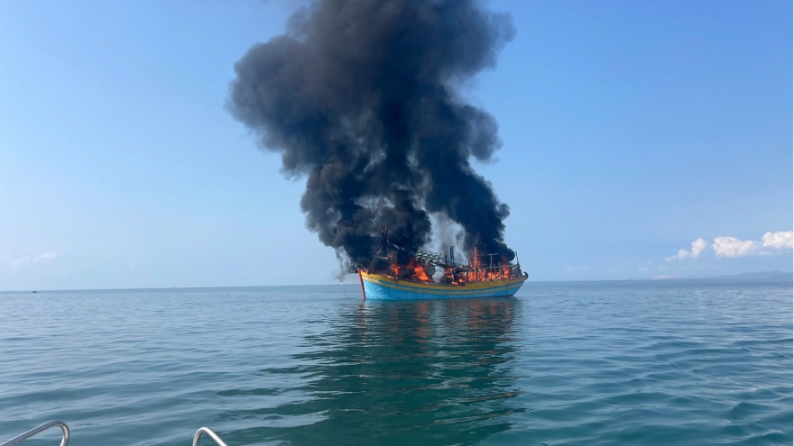 Rò rỉ bình ga lúc nấu ăn làm cháy tàu cá ở Lâm Đồng