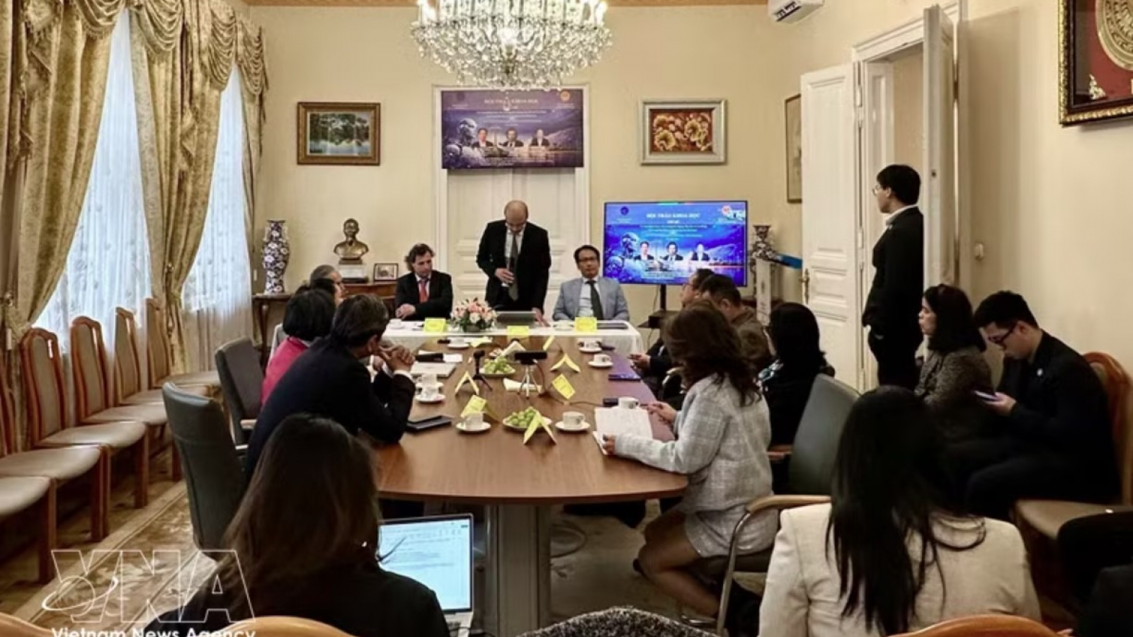 Vietnam, Hungary step up cooperation in AI research, application in justice