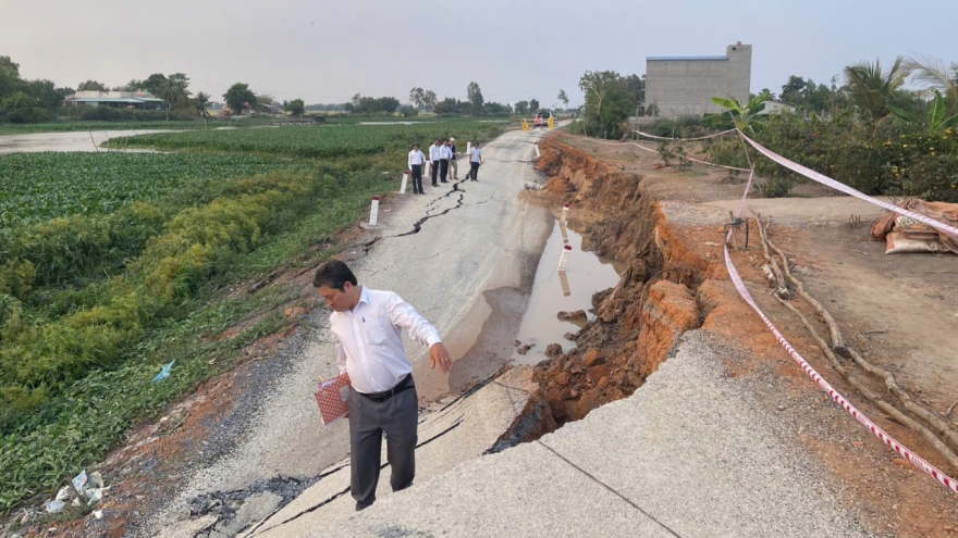 Sạt lở đê bao đang thi công ở Tây Ninh do nền đất yếu mùa khô