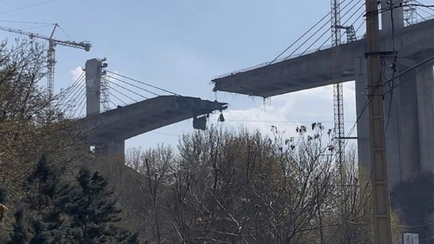 Cây cầu lớn nhất Iran bị tấn công, ông Trump cảnh báo sẽ còn nhiều đòn hơn nữa