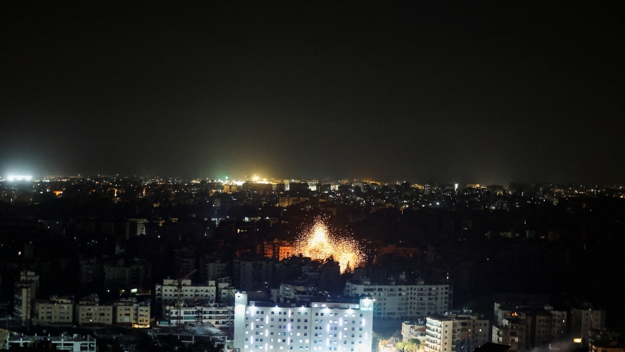 Israel tiếp tục tấn công Iran, Tehran bác tin tàu chiến Mỹ đi qua eo biển Hormuz