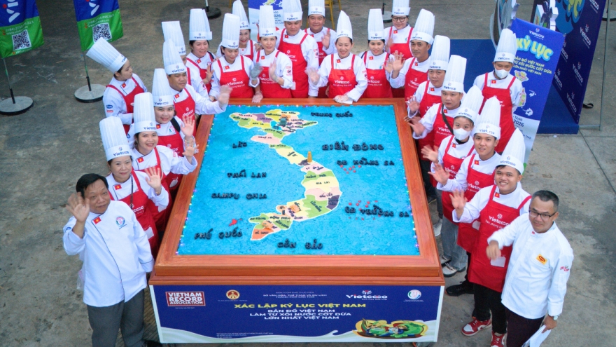 Can Tho sets record with giant Vietnam map made of sticky rice, coconut milk