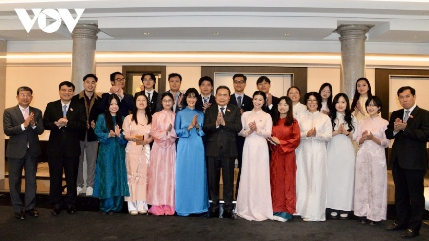 Top legislator meets Vietnamese students in Italy