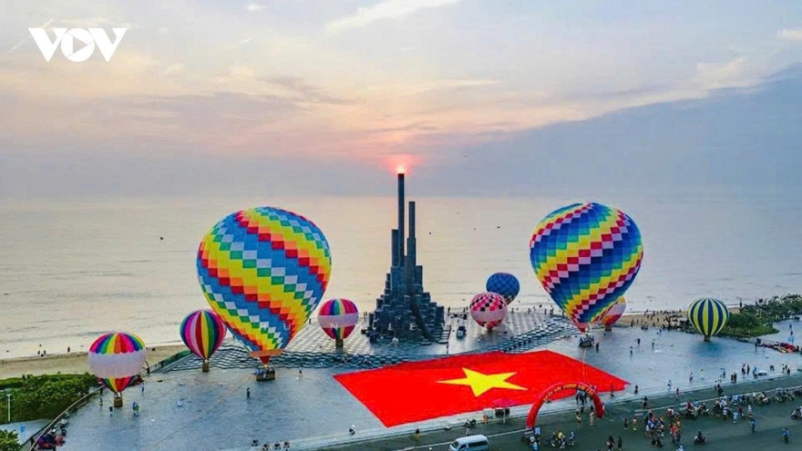 Colourful hot air balloon displays draw crowds to Nghinh Phong Tower during holiday