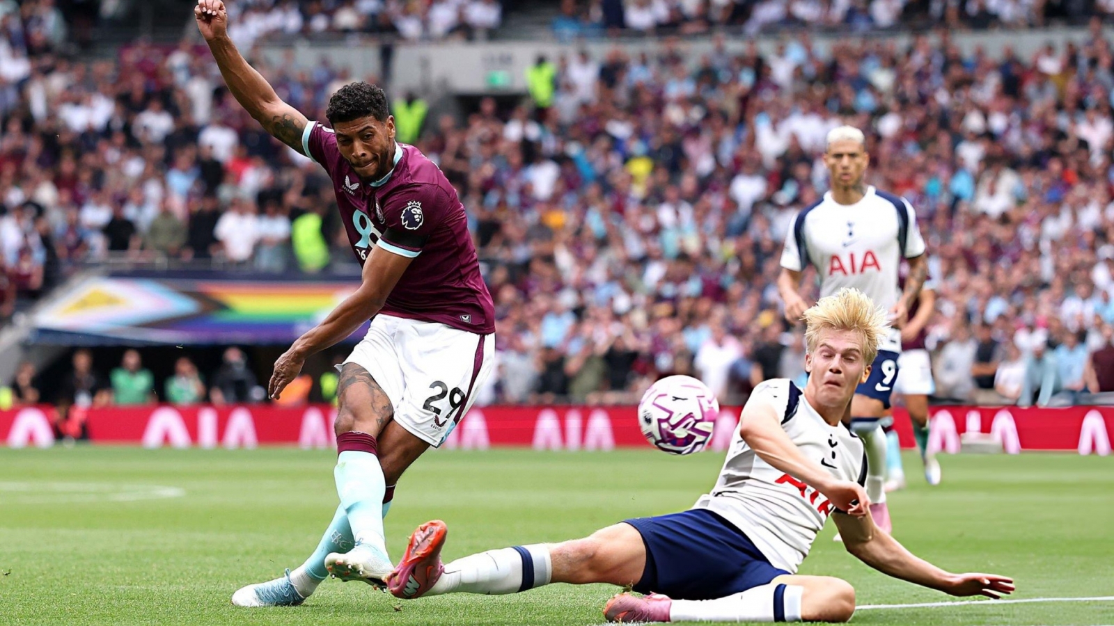 Ngoại hạng Anh xác định đội tiếp theo chính thức xuống hạng, Tottenham “lo sốt vó”