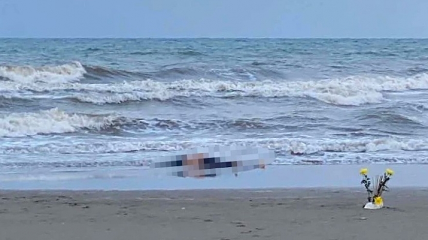 Phát hiện thi thể nam thanh niên trôi dạt vào bờ biển Hà Tĩnh