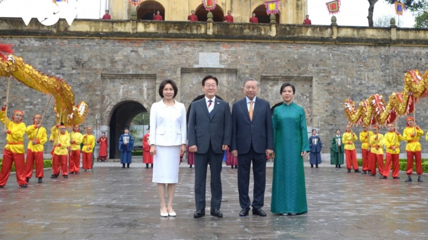 Top leader hosts special friendship programme at Thang Long Imperial Citadel