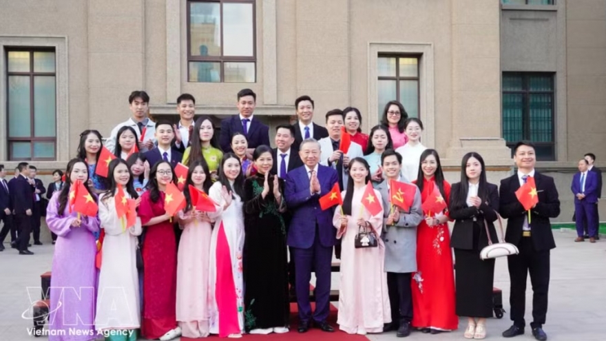 Top leader meets Vietnamese community in Beijing