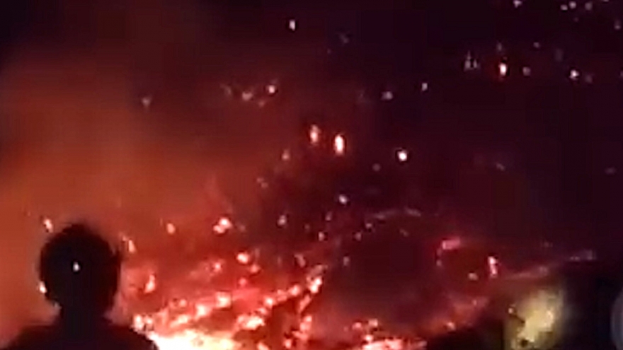 Hàng trăm người chữa cháy rừng trong đêm ở Nghệ An