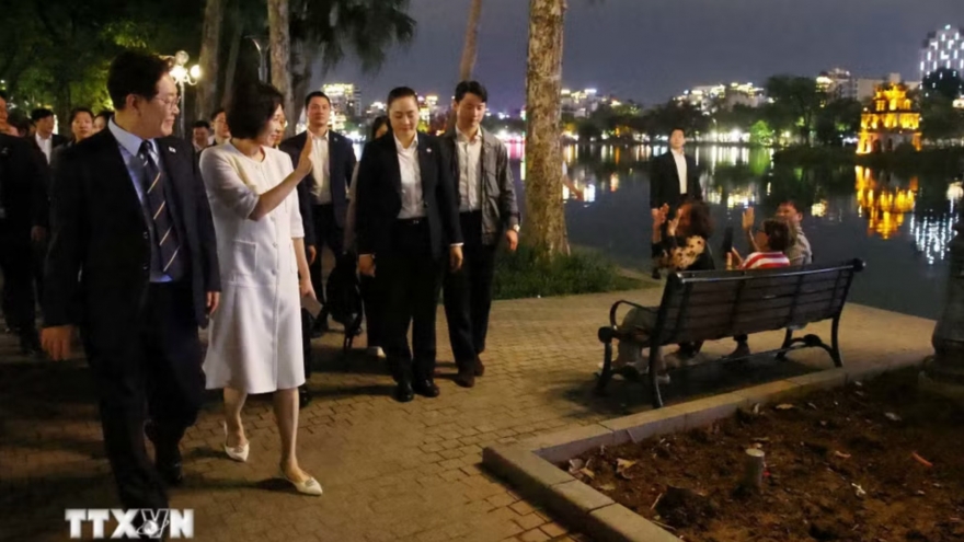 RoK President and First Lady take evening stroll around Hoan Kiem Lake