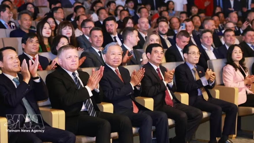 Vietnamese, Slovak leaders attend friendship concert in Hanoi
