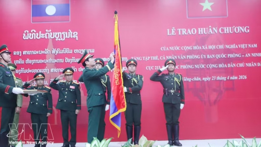 Lao military collectives, individuals honoured with Vietnamese rewards
