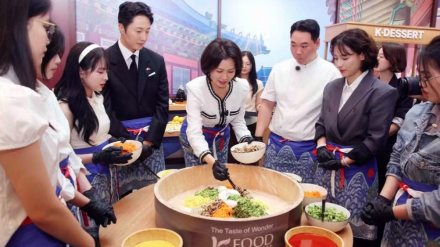 RoK First Lady experiences Korea Culture and Tourism Festival in Vietnam