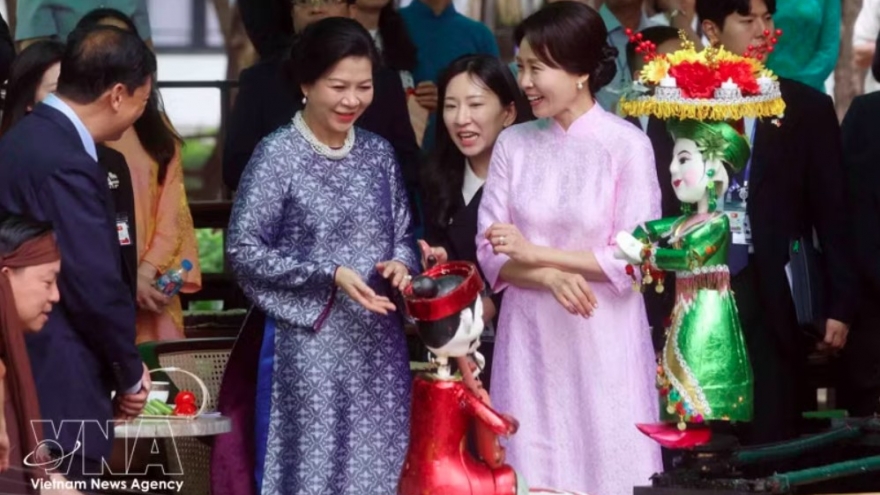 Vietnamese, Korean First Ladies visit Vietnam Museum of Ethnology