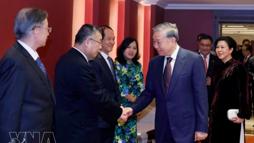 Top leader meets families of Vietnam-China friendship contributors in Beijing