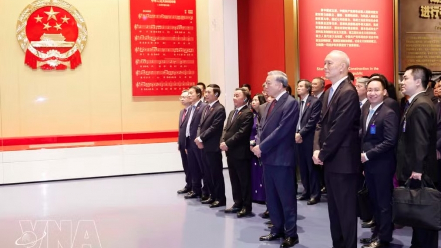 Vietnamese leader visits Museum of Communist Party of China in Beijing