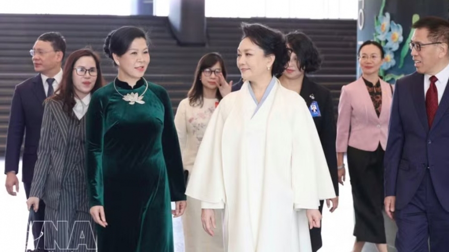 Spouses of top Vietnamese, Chinese leaders tour National Centre for Performing Art