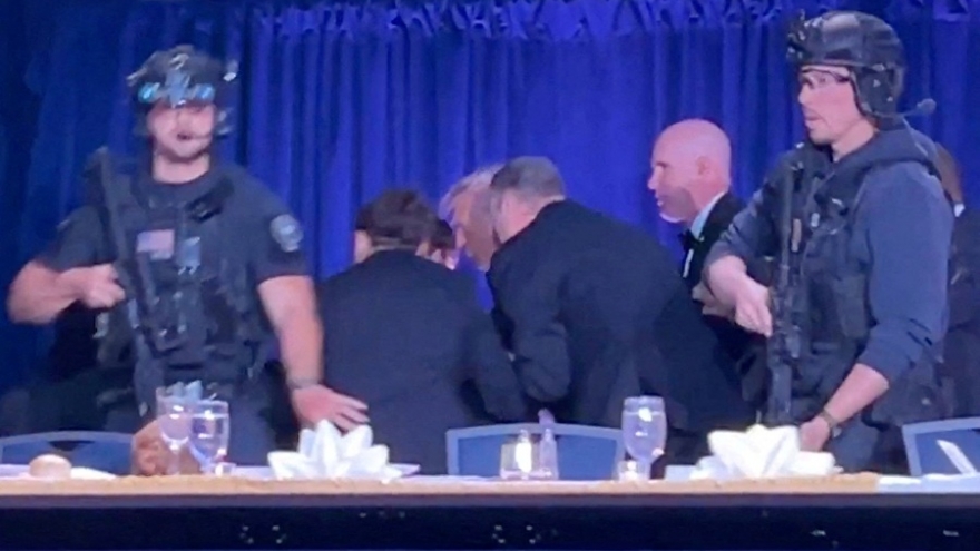 Khoảnh khắc Tổng thống Trump cùng phu nhân được mật vụ Mỹ đưa đến nơi an toàn