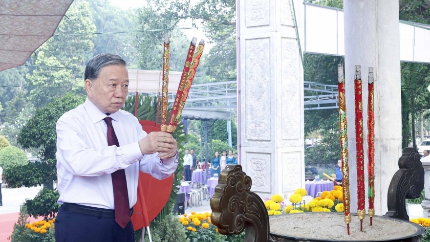 Top leader To Lam pays tribute to fallen soldiers in Tay Ninh