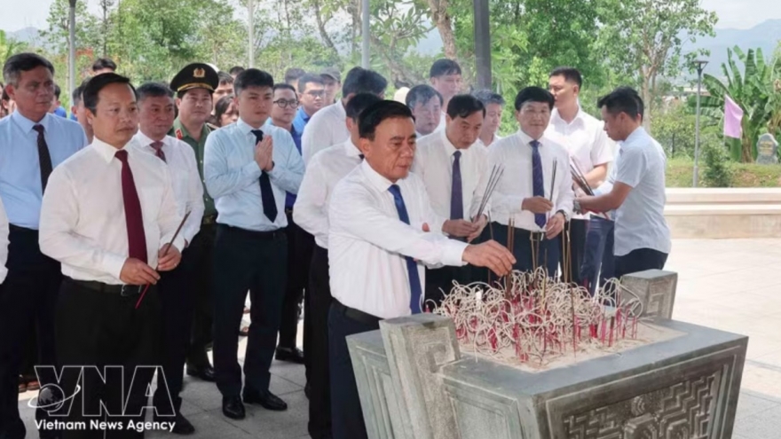 Senior Party official pays tribute to fallen heroes in Dien Bien province