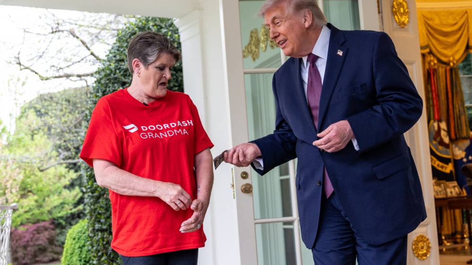 Ông Trump "tip" cho người giao hàng 100 USD khi đặt đồ ăn nhanh đến Phòng Bầu dục