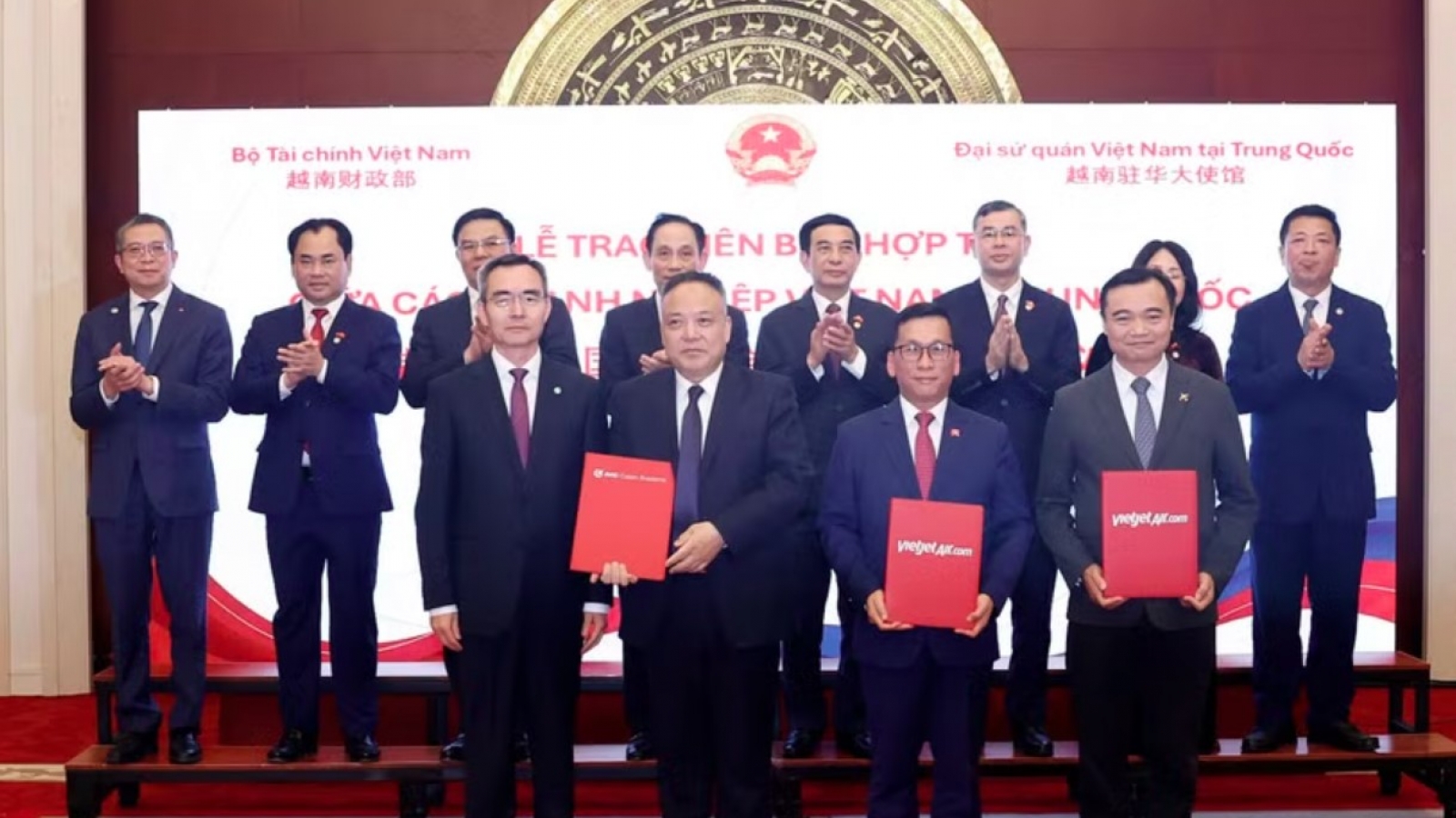 Vietjet exchanges cooperation agreements with Chinese enterprises