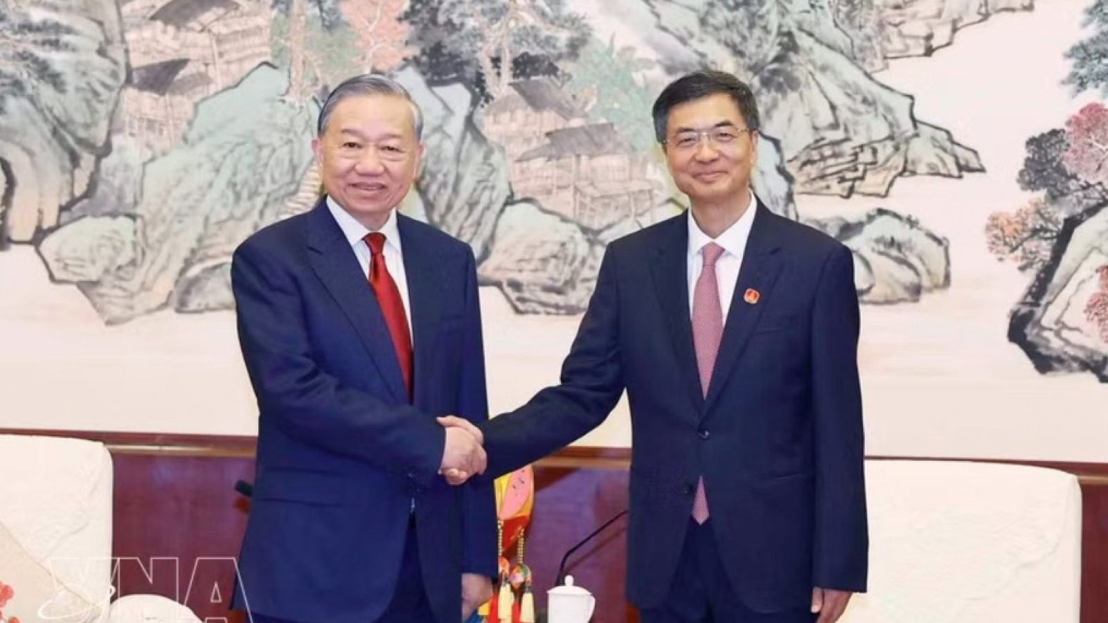 Top Vietnamese leader receives Secretary of Guangxi’s Party Committee