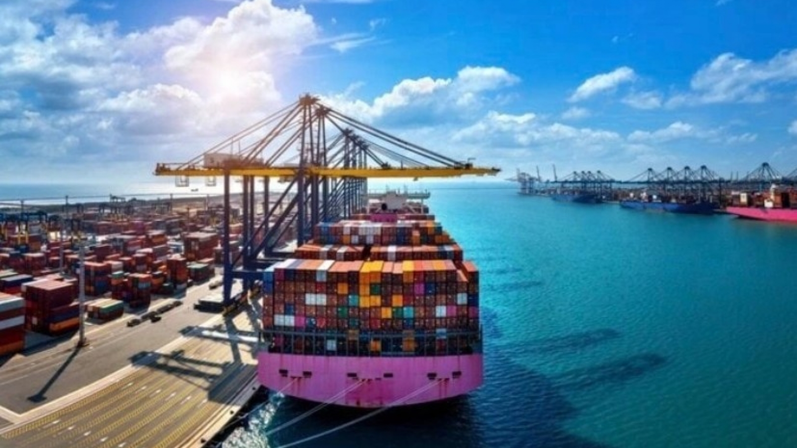 AMRO says Vietnam’s economy maintains strong momentum amid global uncertainties